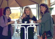 Margot, Angelika, Annette am Stehtisch