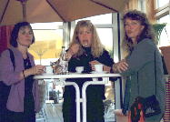 Margot, Angelika, Annette am Stehtisch