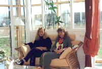 Angelika und Annette auf dem Sofa