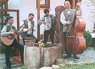 Die Stubemusiker rund um Wilfrieds Brunnentrog