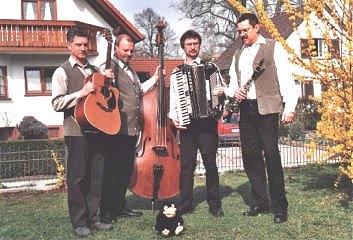 Die Musiker vor Nachbars Haus