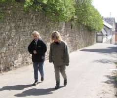 Ulrike und Angelika an der Mauer ber Ihringen