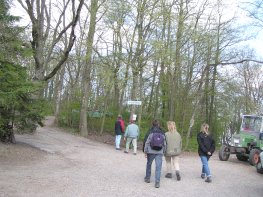 Zwischen zwei Parkpltzen durch hinter dem Lenzenberg