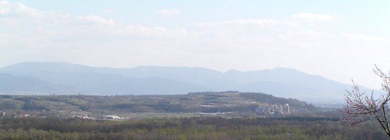 Blick auf Tuniberg mit Kalkwerk am Dimberg bei Merdingen