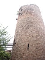 Der Bergfried auf einer Seite der Burg, aber baufllig