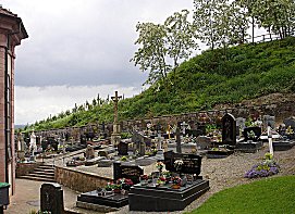 Friedhof von Orschwiller, rechts oben Aussichtspunkt