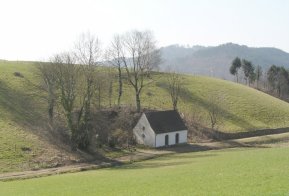 Neun Geschwister Kapelle von fern