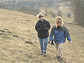 trotz schlpfrigem Weg knnen die Damen noch heftig diskutieren.