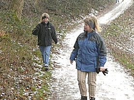 Balancieren auf vereister Wegstrecke