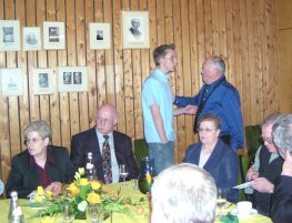 Sepp im Gespräch mit Enkel