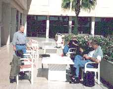 Auf der Ost-Terrasse des Falez-Hotels: Erwin, Norbert, Jürgen, Bernhard