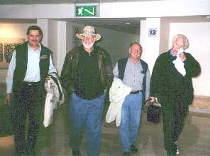 Horst, Norbert, Erwin und Paul durchschreiten die Ankunftshalle in Antalia