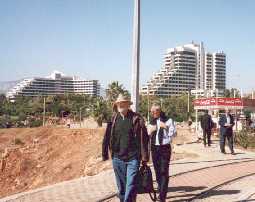 Hotels "Falez" und "Sheraton" hinter Straßenbahnkiosk