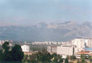 Vorstdte von Antalya vor Taurus-Gebirge