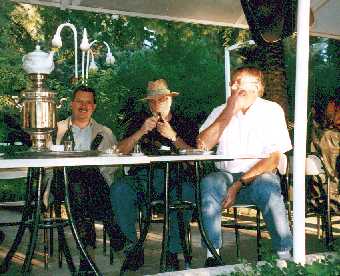 Am Samowar: Horst, Norbert, Bernhard