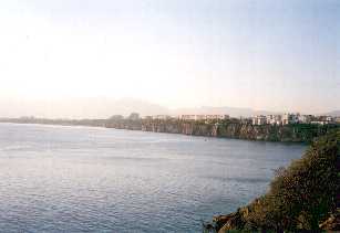 Panorama von Antalia richtung Westen: die Steilküste