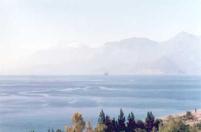 Taurusgebirge, davor Bohrinsel