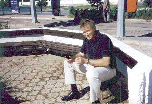 Bernhard auf der Bank an der Straßenbahnhaltestelle