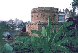 Hidirlik-Turm vor dem Hafen