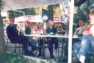 Am Samowar: Jren, Erwin, Paul, Horst, Bernhard