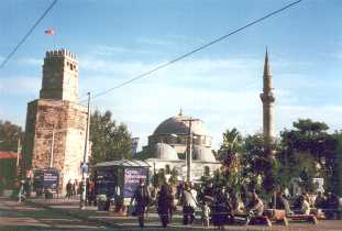 Der Uhrenturm und die Mehmed-Pasha-Moschee