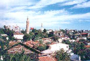 Das kanelierte Minarett und zwei weitere