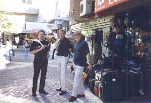 Horst, Bernhard und Norbert vor einem Ledergeschäft