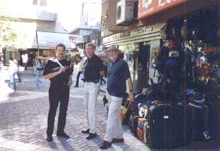 Horst, Bernhard und Norbert vor einem Ledergeschft