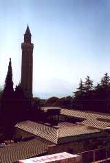 Minarett Yivili Minare gegen den Abendhimmel
