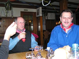 Erwin trinkt, Host vergnügt
