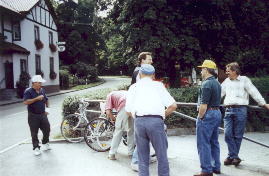 Erwin. Wilfried flickt. Chaly, Kuch. Erwin und Jürgen feixen.