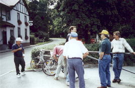 Erwin. Wilfried flickt. Chaly, Kuch. Erwin und Jrgen feixen.